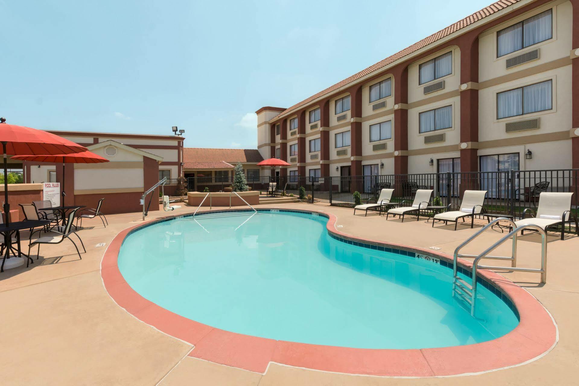 Broadway Inn & Suites Оклахома-Сити Экстерьер фото